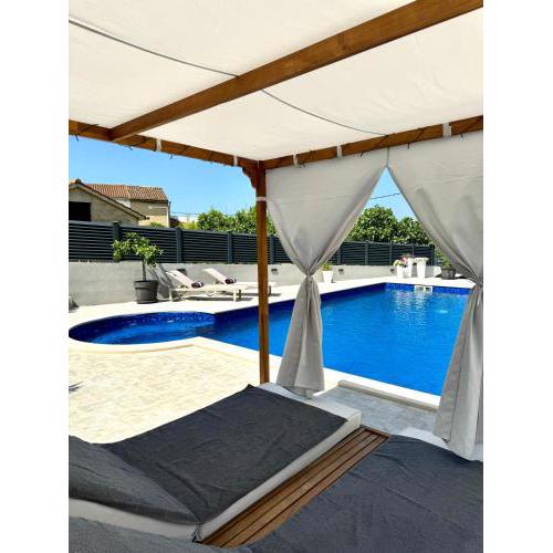 HelaMoni, New 5 Star 2 Person apartment with private exclusive pool