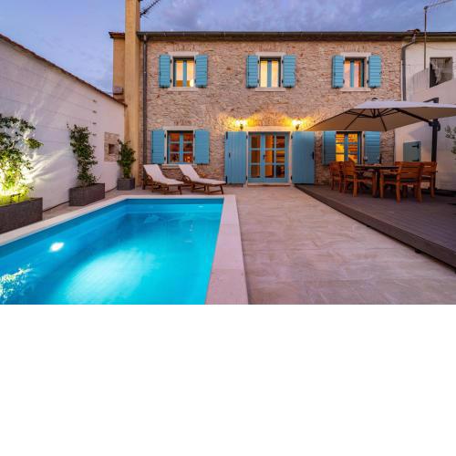 Hidden Gem holiday home with pool