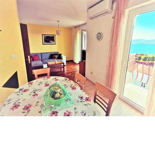 Holiday apartment with a balcony and sea view, just 300 metres from the beach