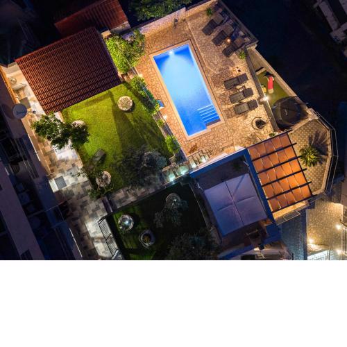 Home with private pool close to the beach