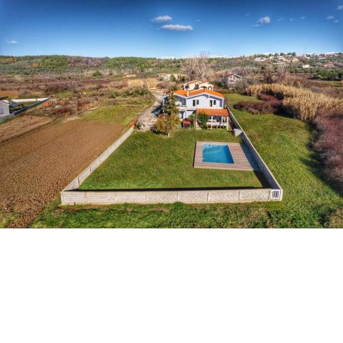 House Rose with Garden and Pool