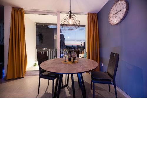Kailani Luxury Central 3 Bedroom, 3 Bathroom Apartment With a Sunny Balcony