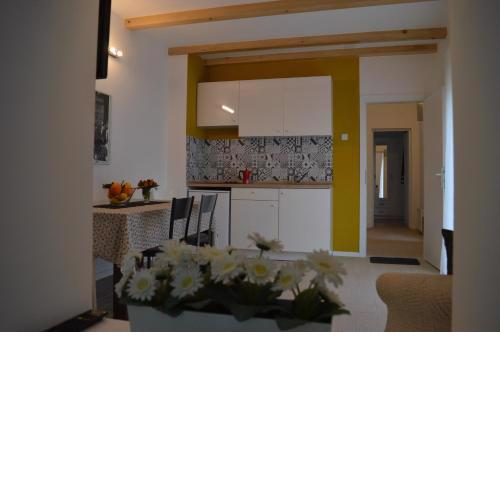 Kućica [kȕtɕitsa] - small house with free parking