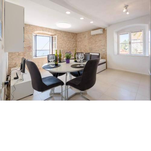 Ladovina, Relaxing Enviroment with a Modern Apartment in a Old Stone House