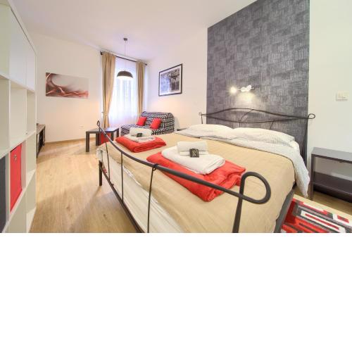Logo apartments 5 min walk to main square