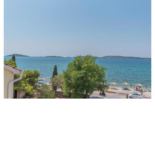 Lovely Apartment In Brodarica With Kitchen