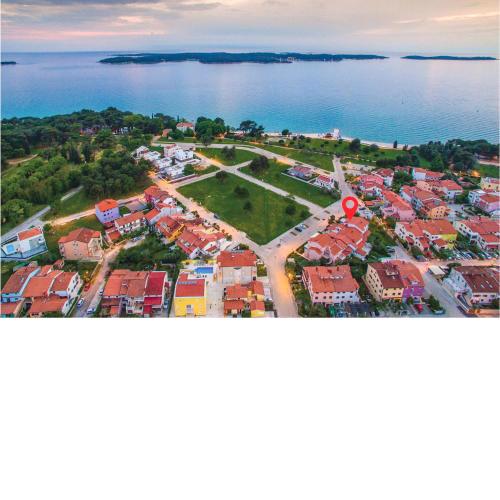 Lovely Apartment In Fazana With House Sea View