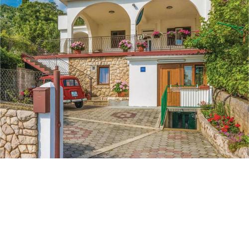 Lovely Apartment In Modric With Wifi