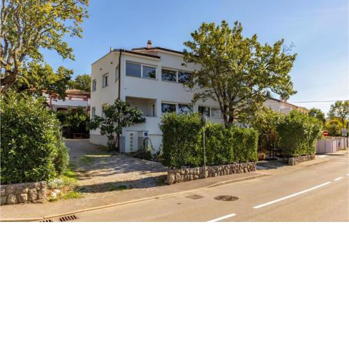 Lovely Apartment In Njivice With Wifi