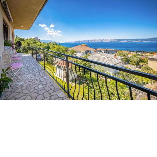 Lovely Apartment In Novi Vinodolski With Wifi