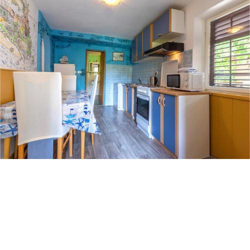 Lovely Apartment In Omis With Kitchen