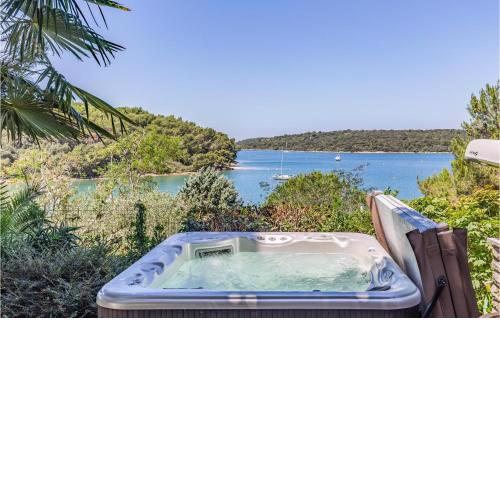 Lovely Apartment In Pula With Jacuzzi