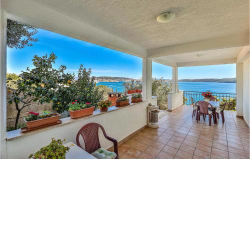 Lovely Apartment In Seget Donji With Wifi