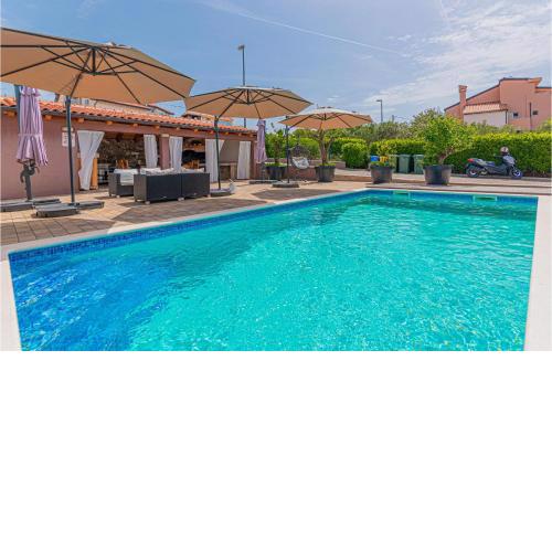 Lovely Home In Brodarica With Jacuzzi