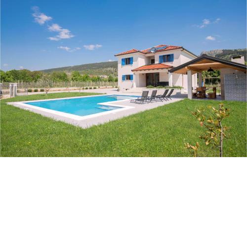 Lovely Home In Donji Prolozac