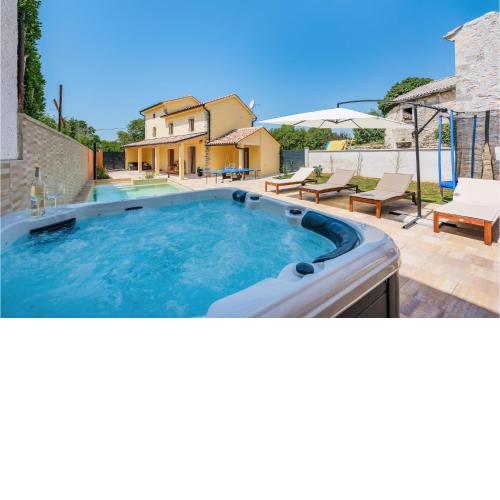 Lovely Home In Svetvincenat With Jacuzzi