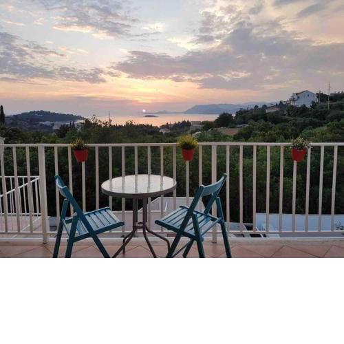 Lovely split level apartment with sea view, pool, free parking and WiFi