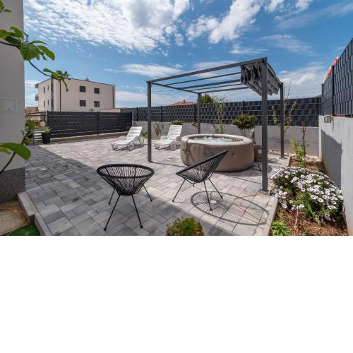 luxury apartment with garden jacuzzi