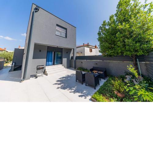 Luxury House near the Uskok Beach