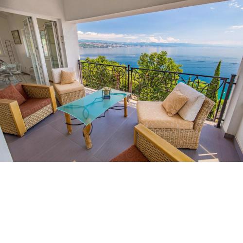 Luxury penthouse Prestige near the sea
