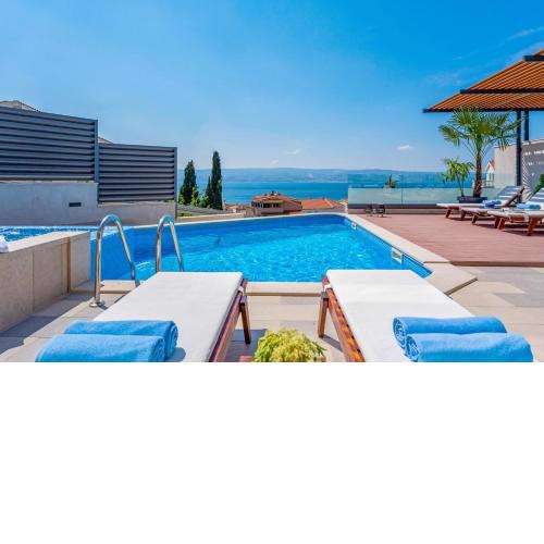 Luxury VILLA BANE, heated private pool and jacuzzi, sandy beach 120m far, 12 pax