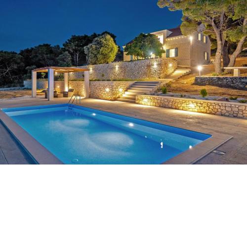 Luxury Villa Castello di Pietra with private pool
