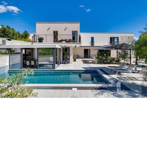 Luxury VILLA CECILIA with 4 en-suite bedrooms located 250m from the beach in Podstrana, max 8 people