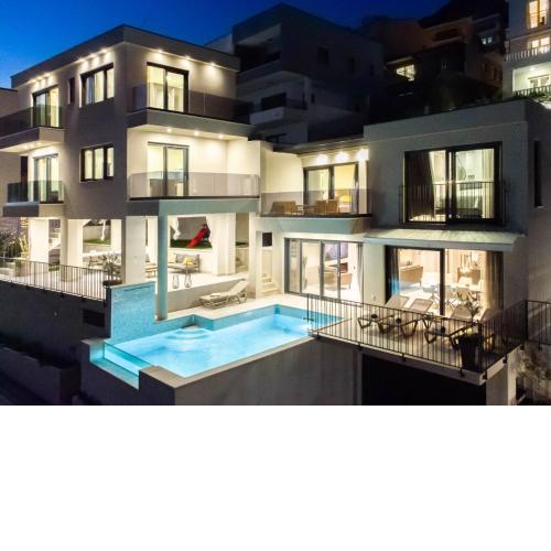 Luxury villa with pool and jacuzzi