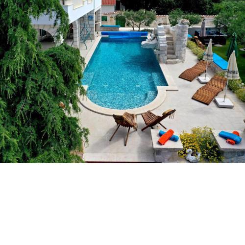 Luxury Villa with Pool, Jacuzzi, Sauna and Gym