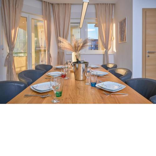 M Entire floor in a spacious house with pool