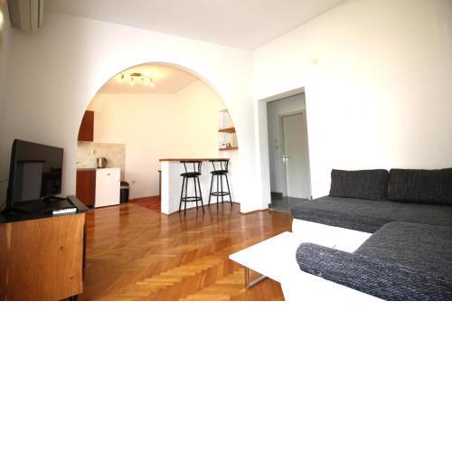 Makarska centre & free private parking