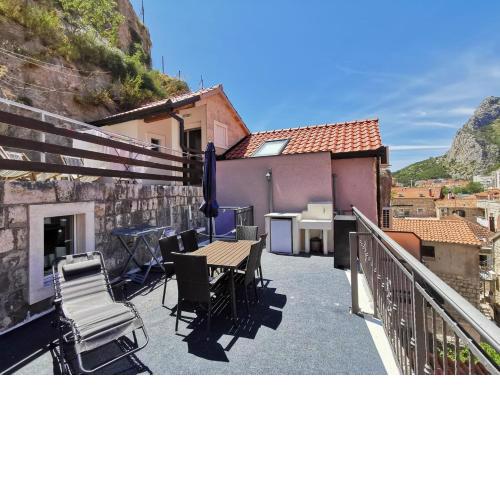 Modern flat in Omis with terrace and views 80m²