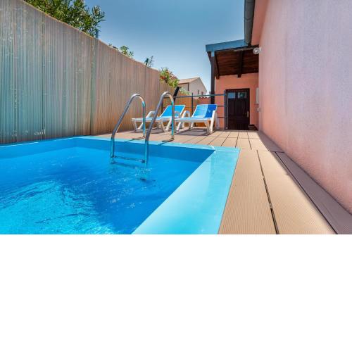 Modern Holiday Home with pool & 4 bikes, near center