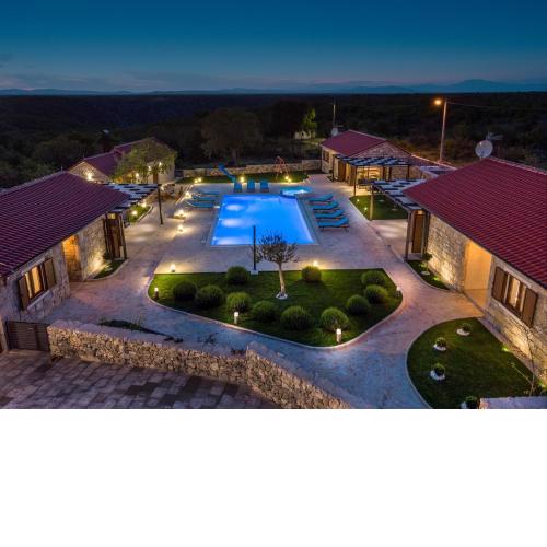 New! Promina luxury villa with 72sqm Heated Pool, Jacuzzi, Infrared Sauna, Tennis court, Media room