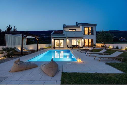 NEW Villa Anja is a 4 bedroom villa with a 32 sqm heated pool near Imotski