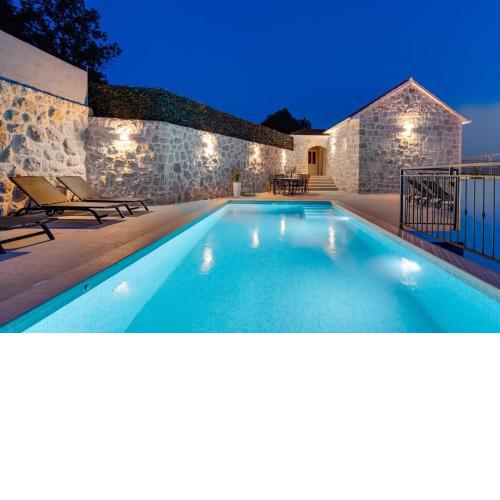 New! Villa KING with private pool with hydromassage, 4 bedrooms, 3km from sea and town Omiš
