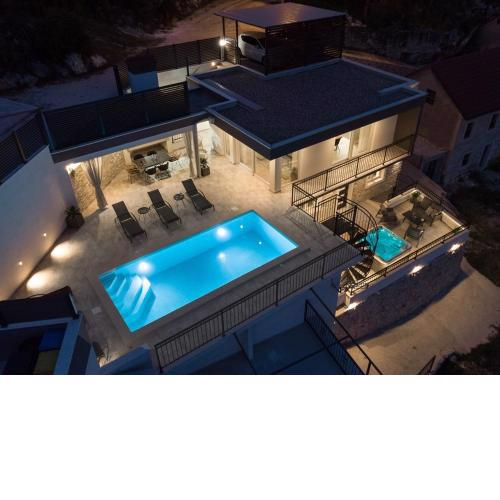 New Villa Stella with 32 sqm private heated pool Jacuzzi Sauna Media room 3 bedrooms
