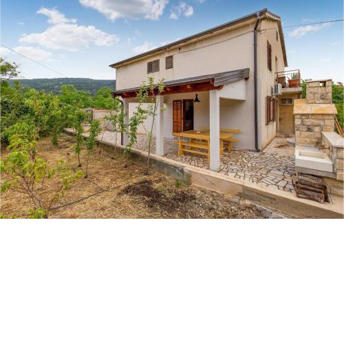 Nice Apartment In Cres With Kitchen