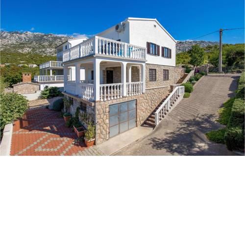 Nice Apartment In Jablanac With Kitchen