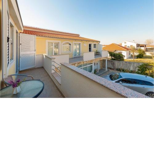 Nice Apartment In Nin With Wifi