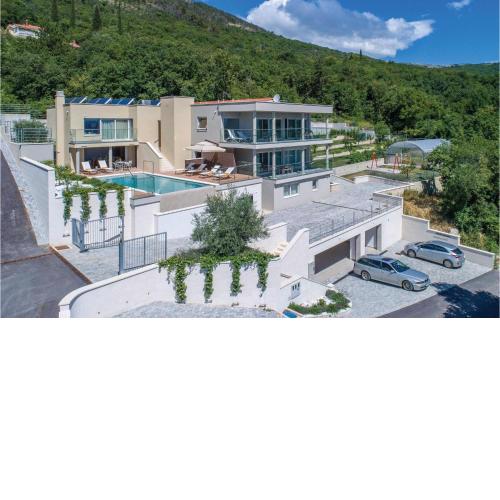 Nice Apartment In Plomin With Jacuzzi