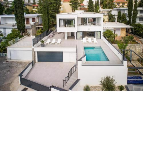 Nice Home In Dramalj With 4 Bedrooms, Wifi And Heated Swimming Pool