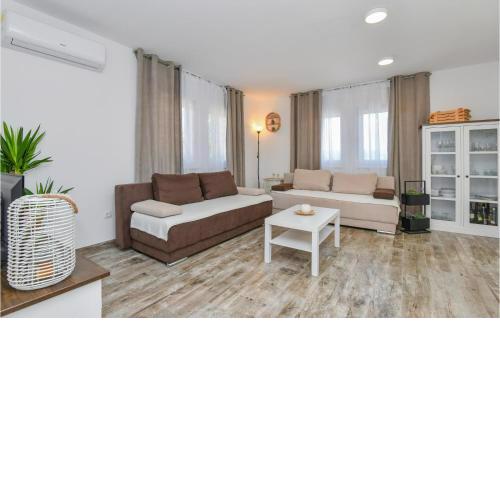 Nice Home In Drum With Jacuzzi