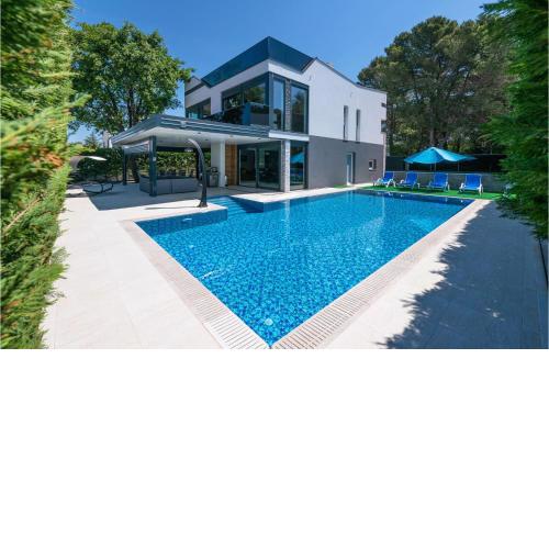 Nice Home In Fazana With Outdoor Swimming Pool