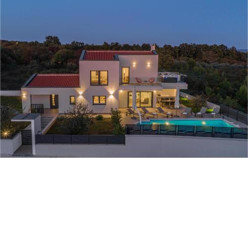 Nice Home In Krnica With Jacuzzi