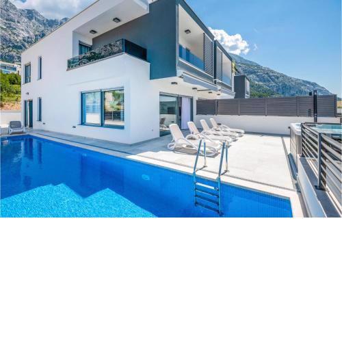 Nice Home In Makarska With Jacuzzi