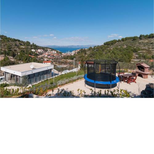 Nice Home In Stomorska With Jacuzzi