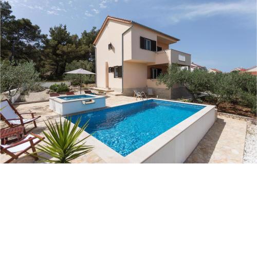 Nice Home In Sutivan With Heated Swimming Pool