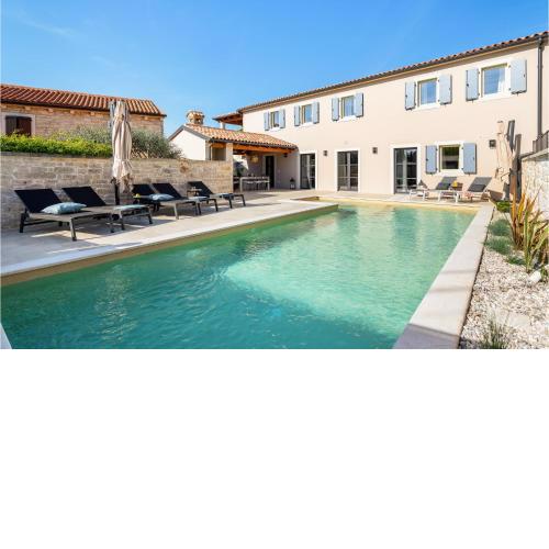 Nice Home In Tinjan With Outdoor Swimming Pool