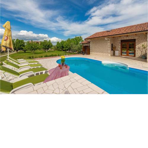 Nice Home In Zadar With Jacuzzi